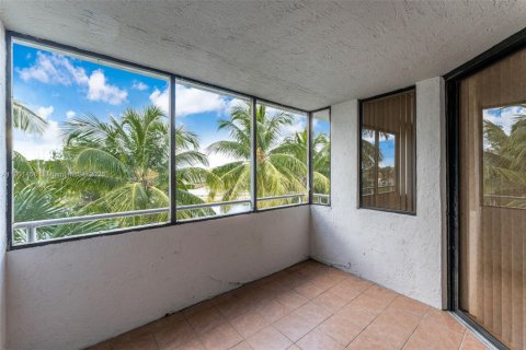 Condominio en alquiler en Miami, Florida, 2 dormitorios, 105.17 m2 № 1951718 - foto 15