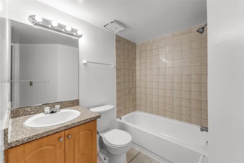 Condominio en alquiler en Miami, Florida, 2 dormitorios, 105.17 m2 № 1951718 - foto 14