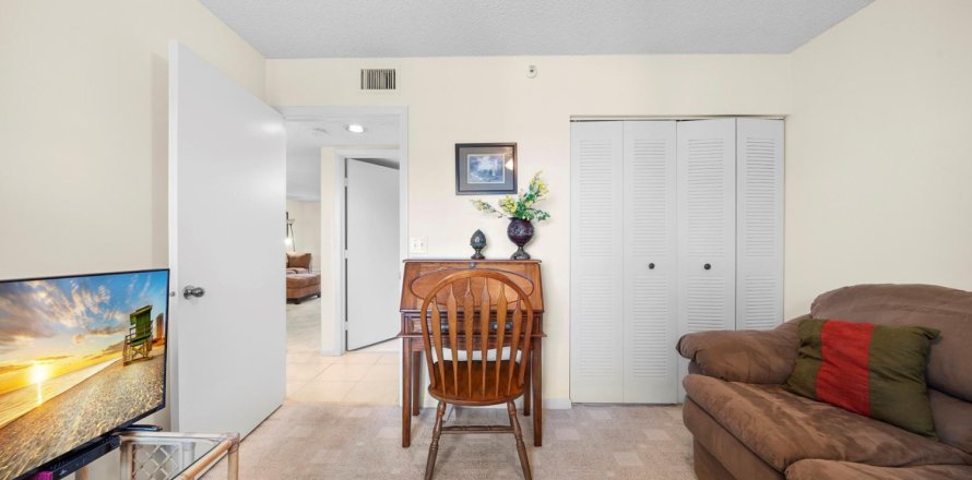 Condo in Tamarac, Florida, 2 bedrooms № 1221465
