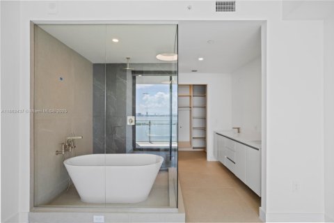 Condo in Miami, Florida, 1 bedroom  № 1891440 - photo 17