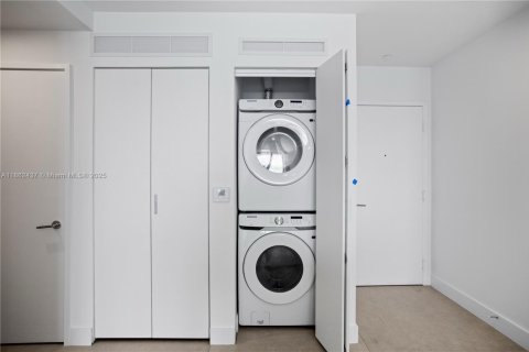 Condo in Miami, Florida, 1 bedroom  № 1891440 - photo 13