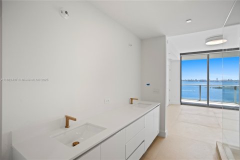 Condo in Miami, Florida, 1 bedroom  № 1891440 - photo 10