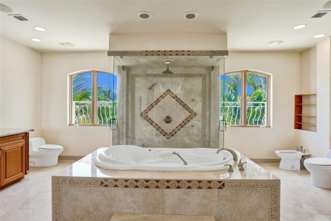 House in Fort Lauderdale, Florida 5 bedrooms, 668.9 sq.m. № 2176247 - photo 26