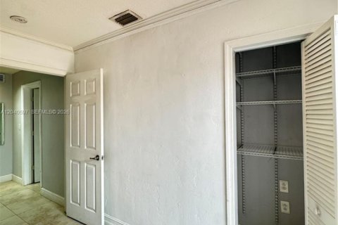 Commercial property in Miami, Florida 189.43 sq.m. № 2088266 - photo 10