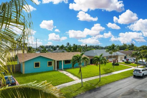 Купить виллу или дом в Майами-Гарденс, Флорида 4 спальни, 141.12м2, № 1966922 - фото 1