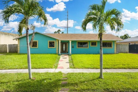 Купить виллу или дом в Майами-Гарденс, Флорида 4 спальни, 141.12м2, № 1966922 - фото 2