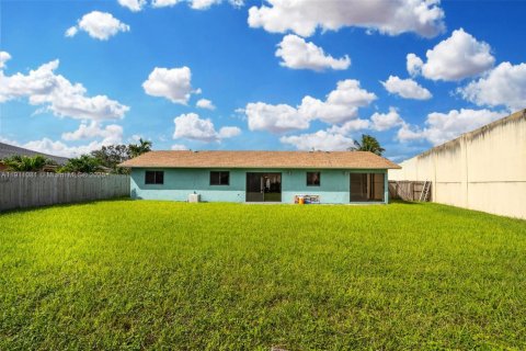 Купить виллу или дом в Майами-Гарденс, Флорида 4 спальни, 141.12м2, № 1966922 - фото 19