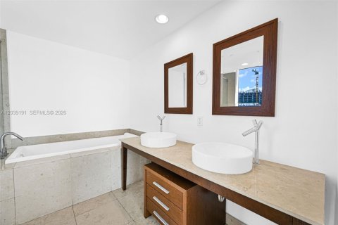Condo in Miami, Florida, 2 bedrooms  № 2082993 - photo 4