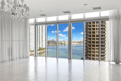Condo in Miami, Florida, 2 bedrooms  № 2082993 - photo 7