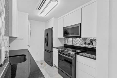 Купить кондоминиум в Бэл-Харбор, Флорида 2 спальни, 98.1м2, № 1800967 - фото 6