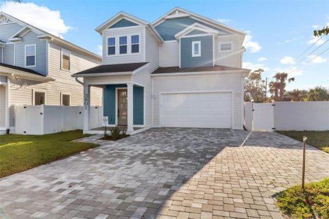 House in Saint Petersburg, Florida 3 bedrooms, 275.36 sq.m. № 2205592