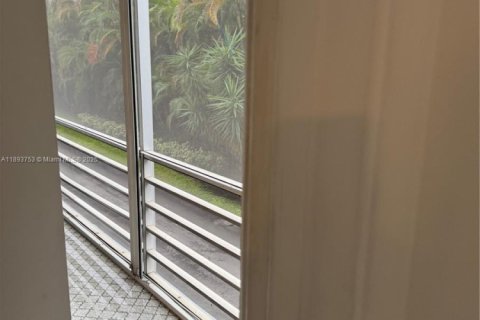Condominio en venta en Hallandale Beach, Florida, 1 dormitorio, 72.93 m2 № 1947948 - foto 11
