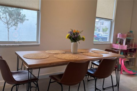 Townhouse in Miami, Florida 3 bedrooms, 149.76 sq.m. № 2023974 - photo 10