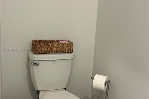 Townhouse in Miami, Florida 3 bedrooms, 149.76 sq.m. № 2023974 - photo 23