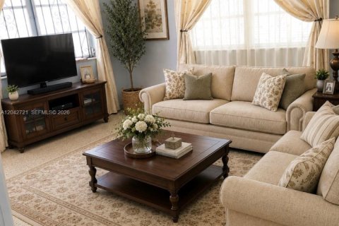 House in Miami, Florida 3 bedrooms, 108.05 sq.m. № 2168243 - photo 11