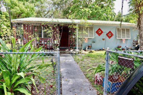 House in Miami, Florida 3 bedrooms, 108.05 sq.m. № 2168243 - photo 2