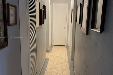 House in Miami, Florida 3 bedrooms, 108.05 sq.m. № 2168243 - photo 12