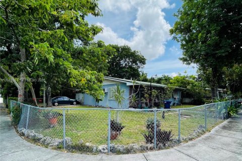 House in Miami, Florida 3 bedrooms, 108.05 sq.m. № 2168243 - photo 3
