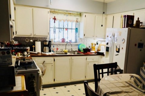 House in Miami, Florida 3 bedrooms, 108.05 sq.m. № 2168243 - photo 7