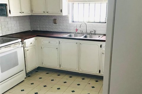 House in Miami, Florida 3 bedrooms, 108.05 sq.m. № 2168243 - photo 10