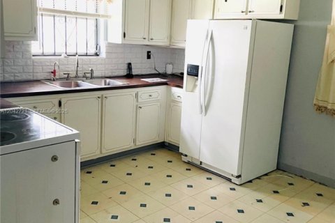 House in Miami, Florida 3 bedrooms, 108.05 sq.m. № 2168243 - photo 9
