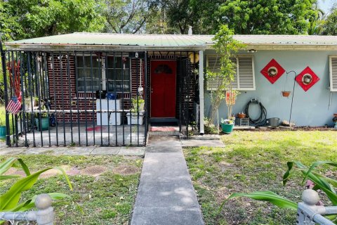 House in Miami, Florida 3 bedrooms, 108.05 sq.m. № 2168243
