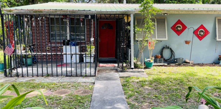 House in Miami, Florida 3 bedrooms, 108.05 sq.m. № 2168243