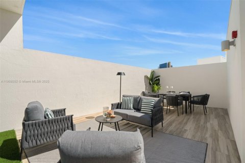 Condo in Miami Beach, Florida, 3 bedrooms  № 2012870 - photo 29