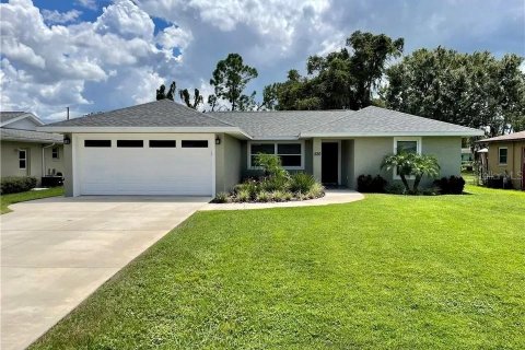 House in Sebring, Florida 3 bedrooms, 113.9 sq.m. № 2338925