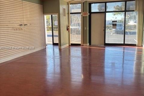 Commercial property in Cutler Bay, Florida № 1860359 - photo 4