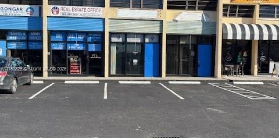 Commercial property in Cutler Bay, Florida № 1860359