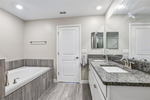 Townhouse in Lutz, Florida 3 bedrooms, 167.32 sq.m. № 2266280 - photo 16
