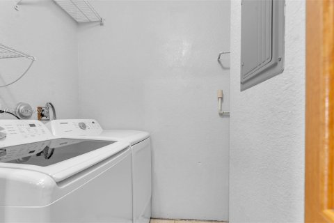 Condo in Miami, Florida, 3 bedrooms  № 1672224 - photo 2