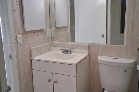 Casa en alquiler en Miami Gardens, Florida, 4 dormitorios, 124.86 m2 № 1892773 - foto 19