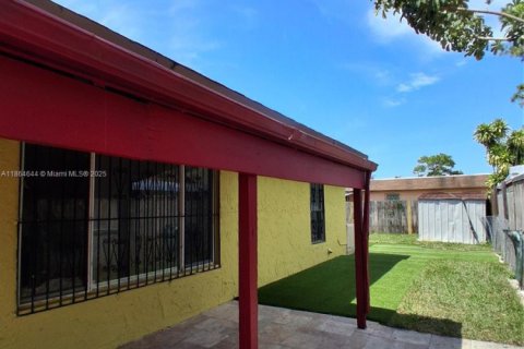 Casa en alquiler en Miami Gardens, Florida, 4 dormitorios, 124.86 m2 № 1892773 - foto 3