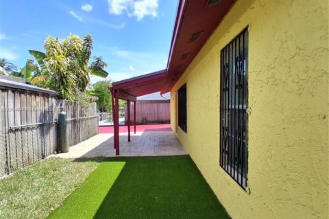 Casa en alquiler en Miami Gardens, Florida, 4 dormitorios, 124.86 m2 № 1892773 - foto 4