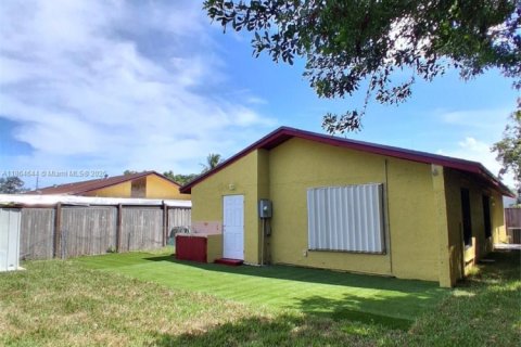 Casa en alquiler en Miami Gardens, Florida, 4 dormitorios, 124.86 m2 № 1892773 - foto 27