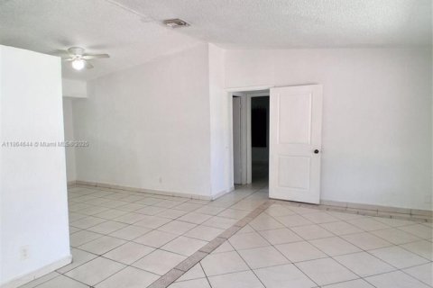 Casa en alquiler en Miami Gardens, Florida, 4 dormitorios, 124.86 m2 № 1892773 - foto 8