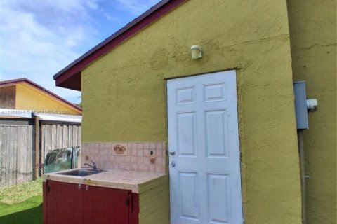 Casa en alquiler en Miami Gardens, Florida, 4 dormitorios, 124.86 m2 № 1892773 - foto 28