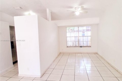 Casa en alquiler en Miami Gardens, Florida, 4 dormitorios, 124.86 m2 № 1892773 - foto 10