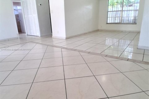 Casa en alquiler en Miami Gardens, Florida, 4 dormitorios, 124.86 m2 № 1892773 - foto 7