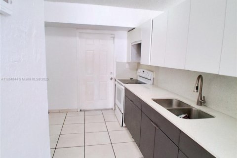 Casa en alquiler en Miami Gardens, Florida, 4 dormitorios, 124.86 m2 № 1892773 - foto 12