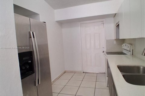 Casa en alquiler en Miami Gardens, Florida, 4 dormitorios, 124.86 m2 № 1892773 - foto 13