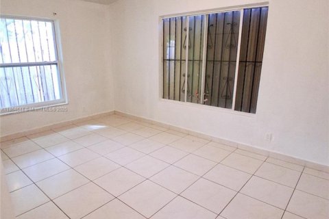 Casa en alquiler en Miami Gardens, Florida, 4 dormitorios, 124.86 m2 № 1892773 - foto 17