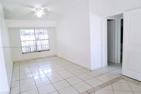 Casa en alquiler en Miami Gardens, Florida, 4 dormitorios, 124.86 m2 № 1892773 - foto 11