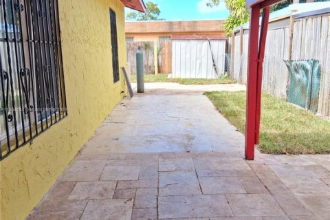 Casa en alquiler en Miami Gardens, Florida, 4 dormitorios, 124.86 m2 № 1892773 - foto 2