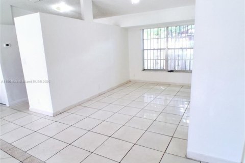 Casa en alquiler en Miami Gardens, Florida, 4 dormitorios, 124.86 m2 № 1892773 - foto 6