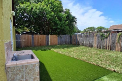 Casa en alquiler en Miami Gardens, Florida, 4 dormitorios, 124.86 m2 № 1892773 - foto 26