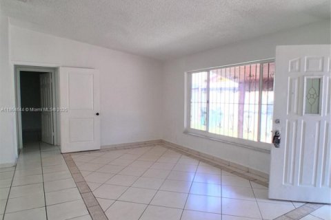 Casa en alquiler en Miami Gardens, Florida, 4 dormitorios, 124.86 m2 № 1892773 - foto 9