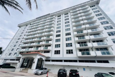 Appartement à louer à Surfside, Floride: 1 chambre, 66.89 m2 № 1882162 - photo 1